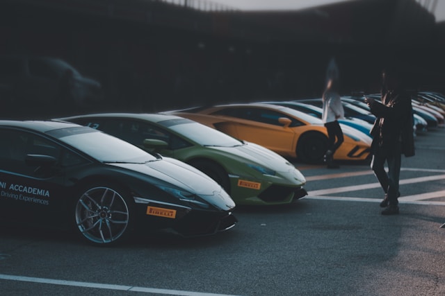 Auto's bekijken om te kopen en door te verkopen