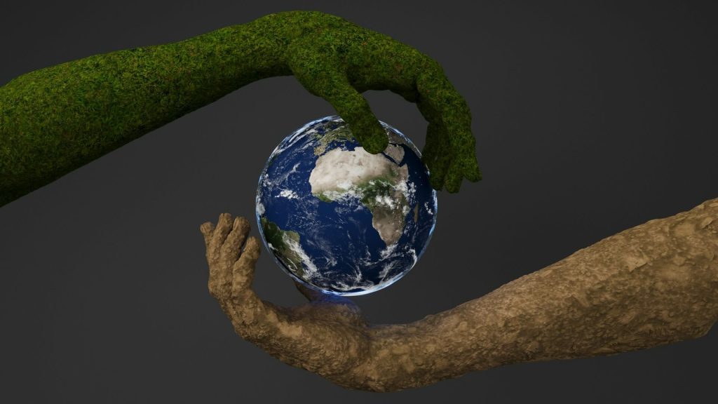 Afbeelding met aarde tussen twee handen als symbool voor duurzaam investeren en natuurherstel