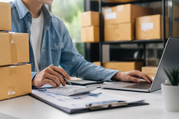Moderne werkplek met e-commerce sfeer
