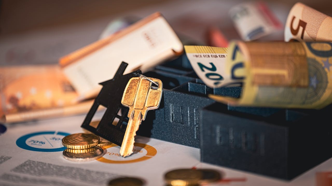 Papieren met info over hoe banken de hoogte van een hypotheek bepalen