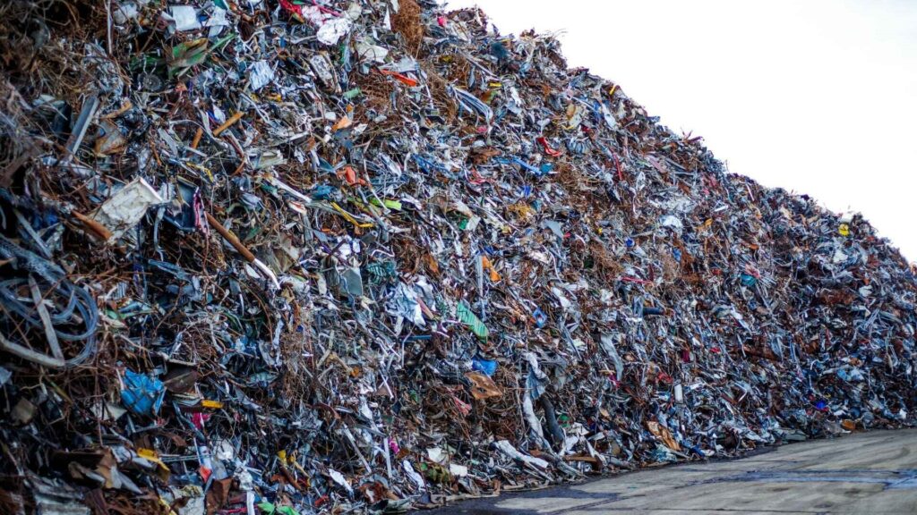 Berg gemengd restafval op buitenterrein, illustratief voor hoge kosten afvalverwerking

