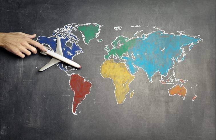 Speelgoedvliegtuig op wereldkaart benadrukt internationale reizen