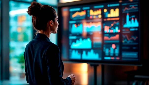 Een vrouw kijkt naar een groot scherm met data erbij