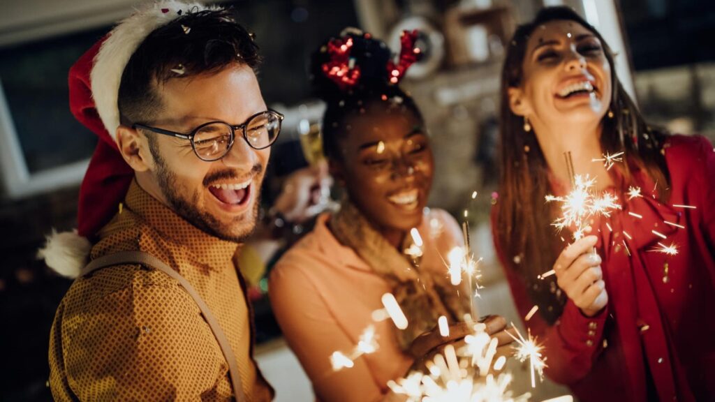Collega’s vieren kerst samen op het werk, het effect van betekenisvol geven en waardering.