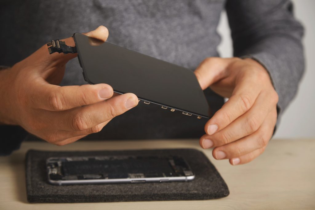 man vervangt het scherm van een Iphone