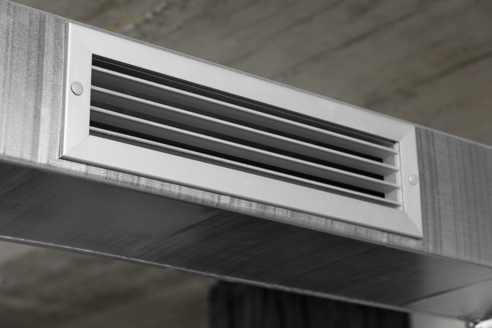 Ventilatierooster in een luchtkanaal aan het plafond.