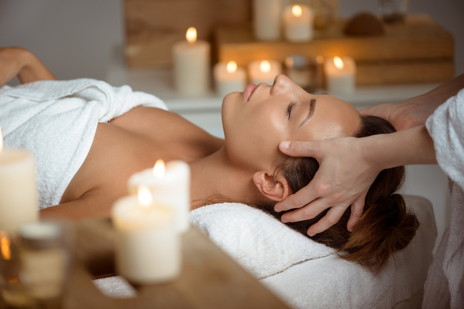 Vrouw krijgt een ontspannende wellnessbehandeling als voorbeeld van investeren in gezondheid binnen je budget